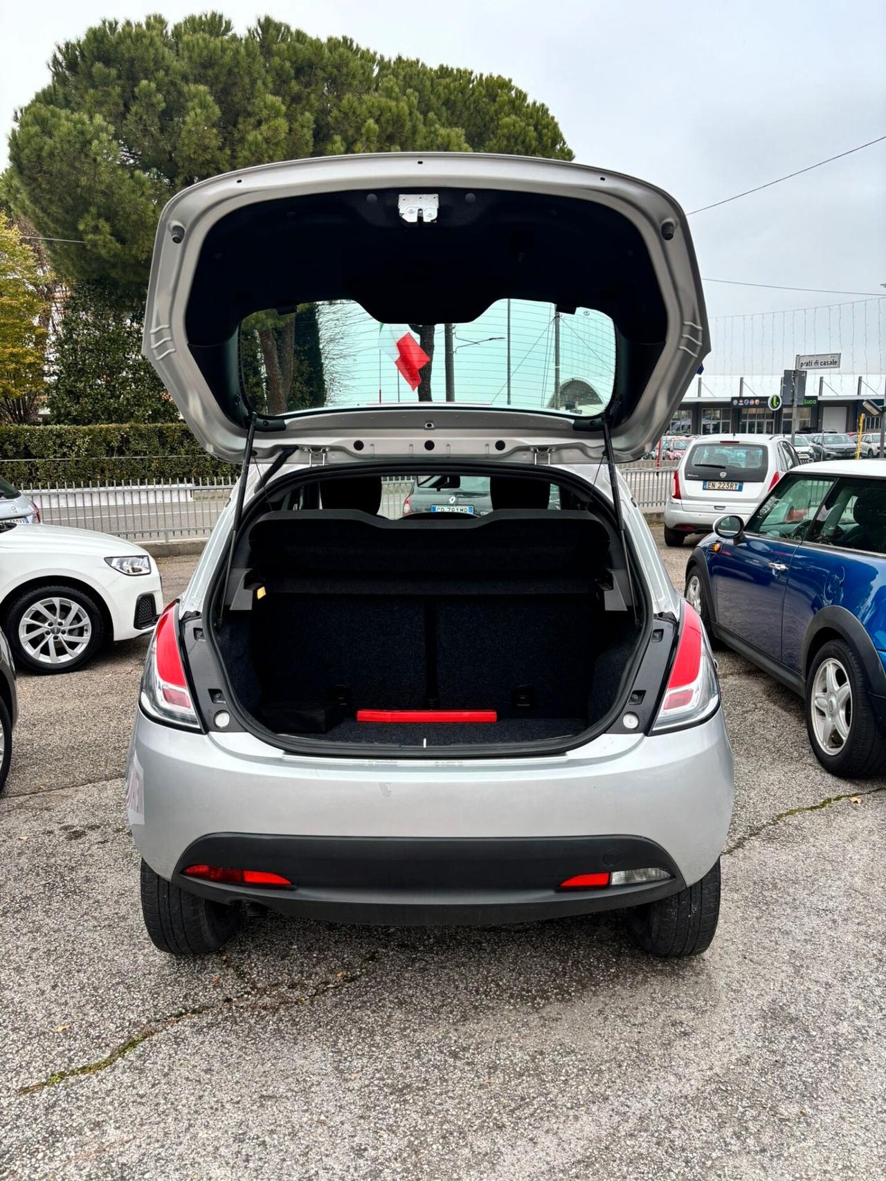 Lancia Ypsilon 0.9 TwinAir 5 porte Metano Ecochic Silver