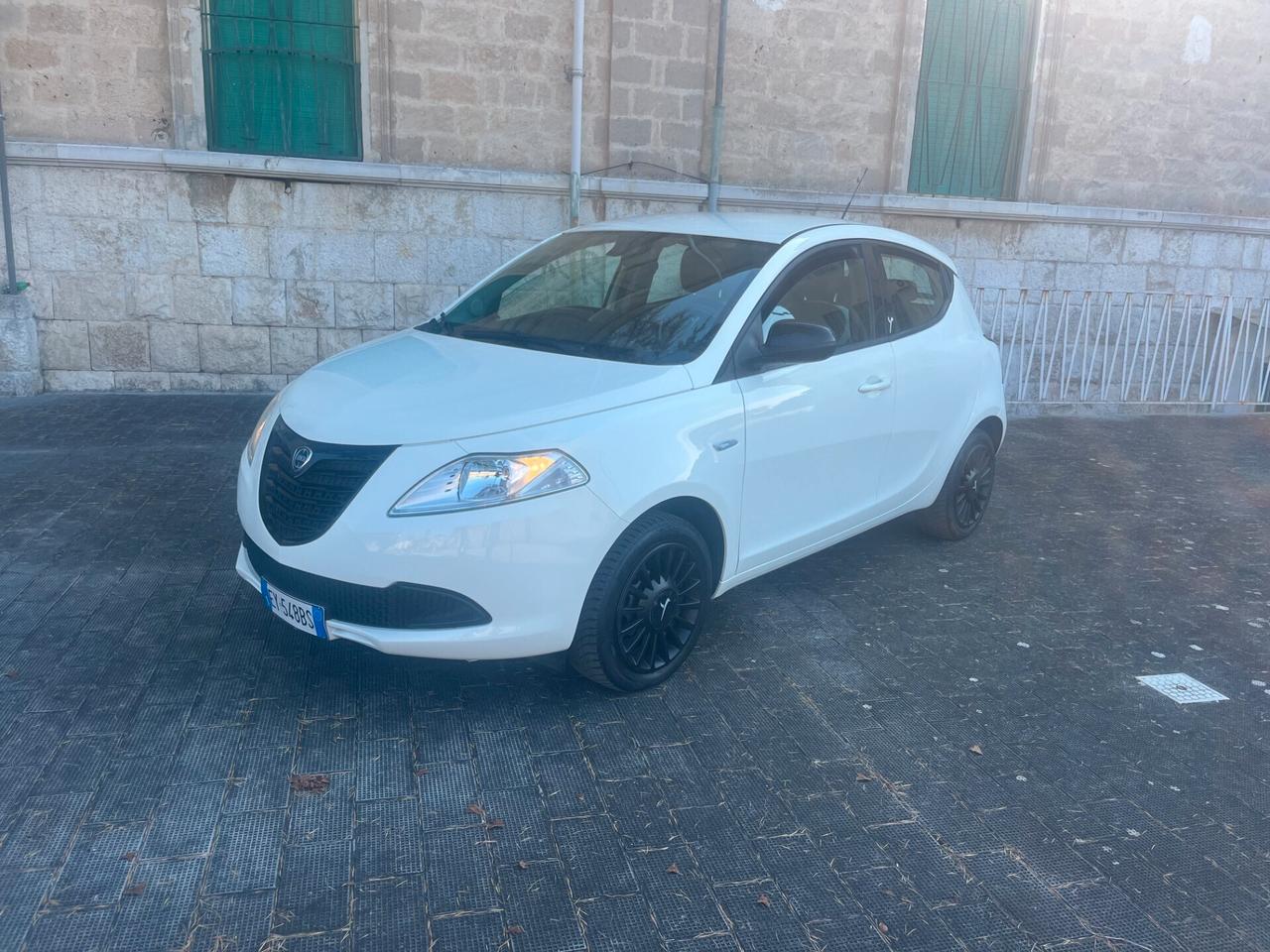 Lancia Ypsilon 1.2 69 CV 5 porte X NeoPatentati
