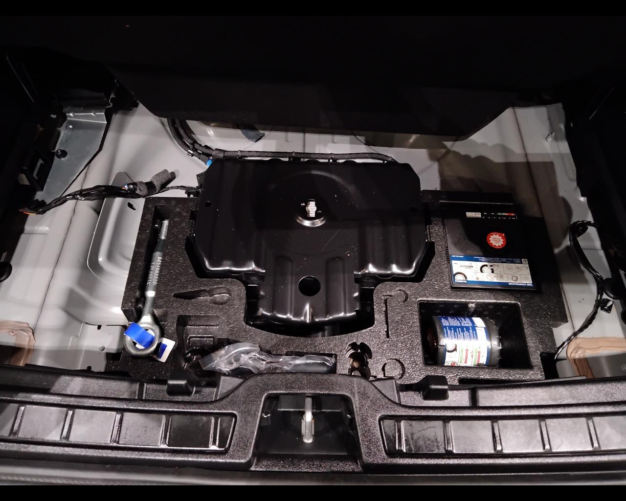 VOLVO XC40 2023 - XC40 2.0 b3 Plus Dark auto