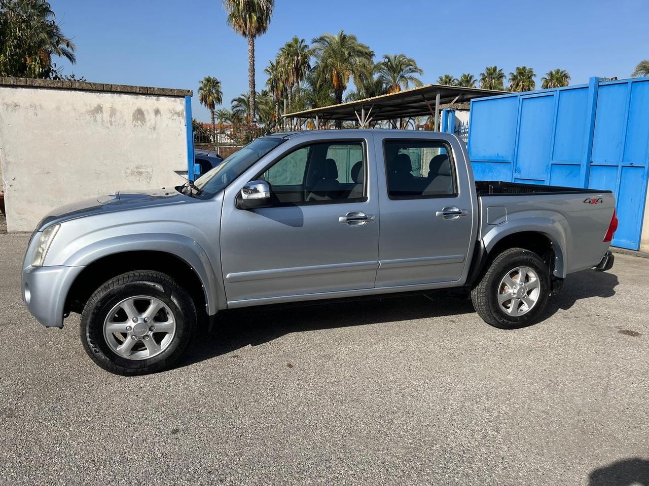 IsuzuD-Max-3.0T.D-4WD/4P-c.aut-km135000-2010