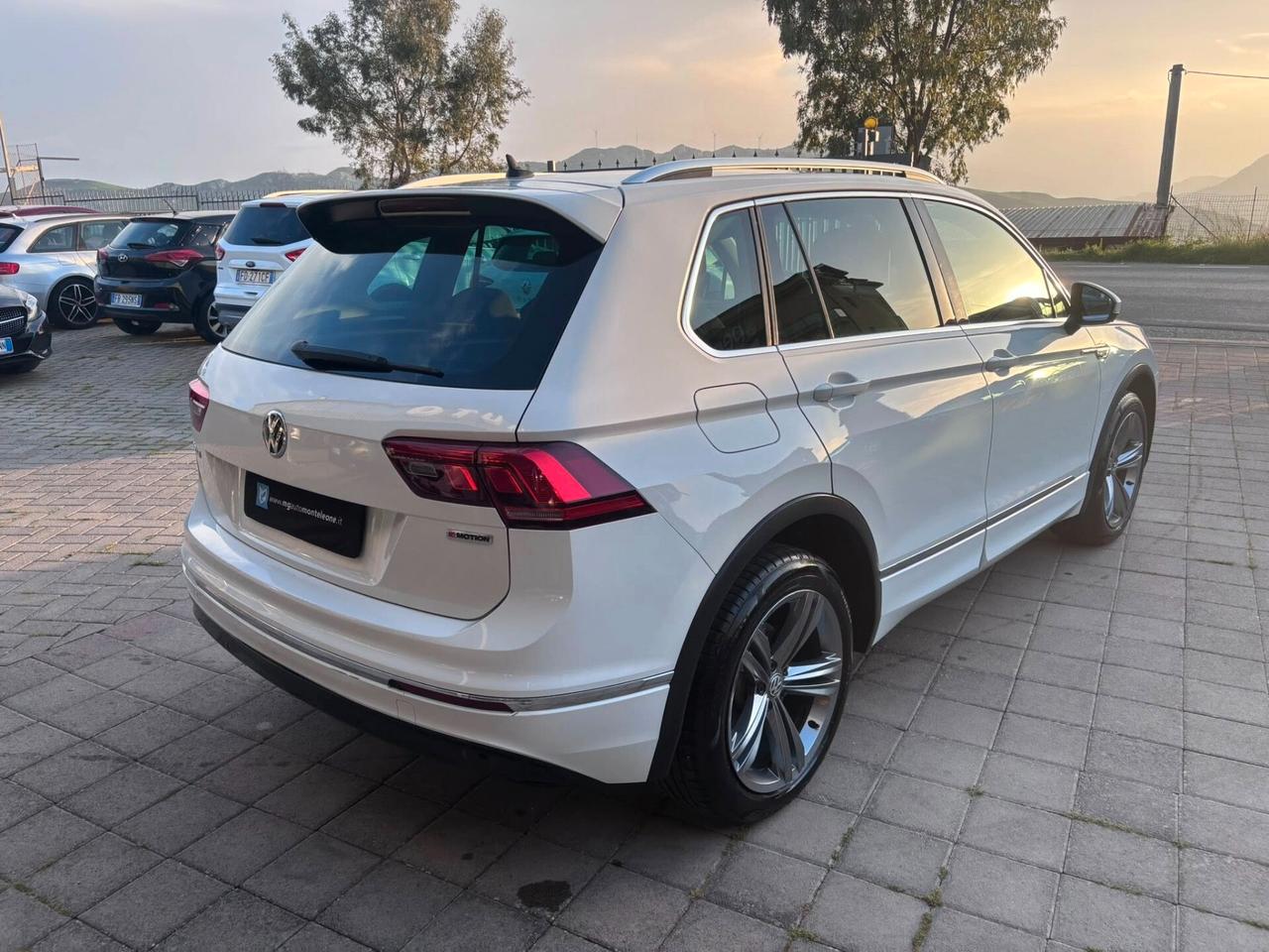 VOLKSWAGEN TIGUAN R-LINE