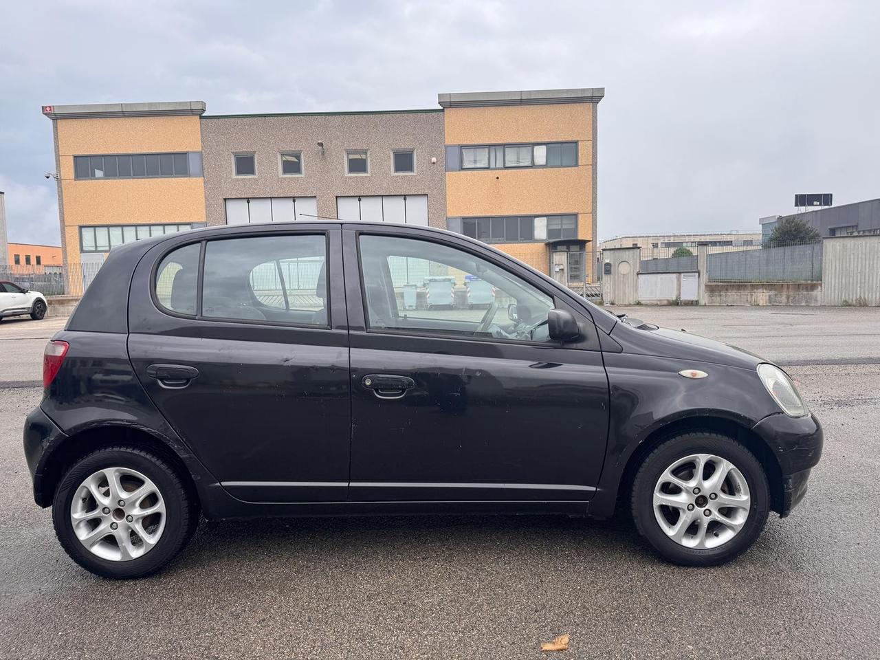 Toyota Yaris 1.0i 16V cat 5 porte Sol