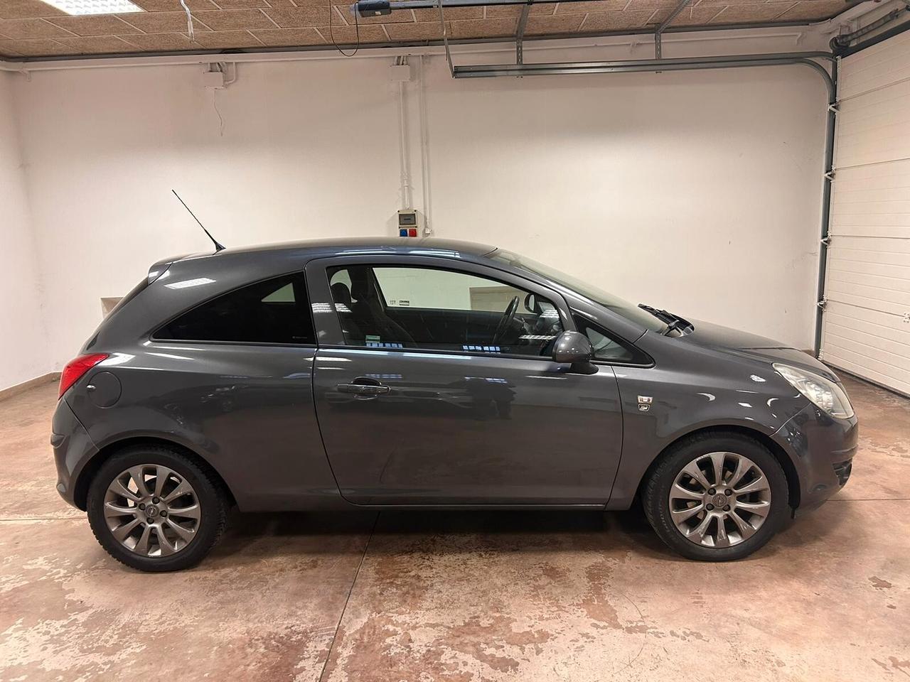 Opel Corsa 1.2 3 porte b-color