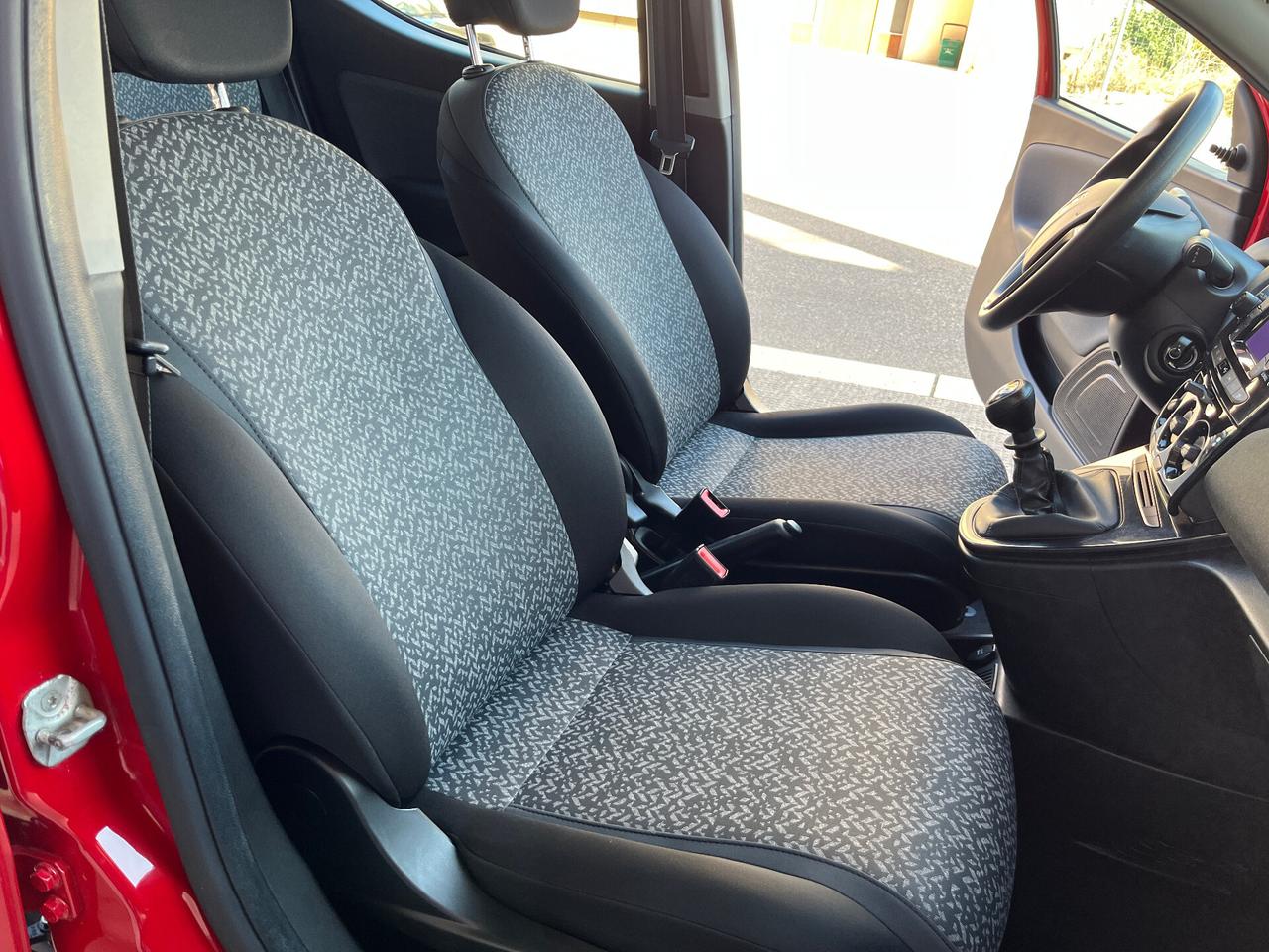 Lancia Ypsilon 1.0 Hybrid 5 porte 70cv -gz749ve-