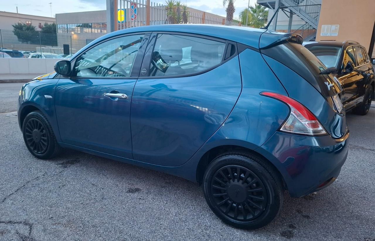 Lancia Ypsilon 1.0 FireFly 5 porte S&S Hybrid Ecochic Silver