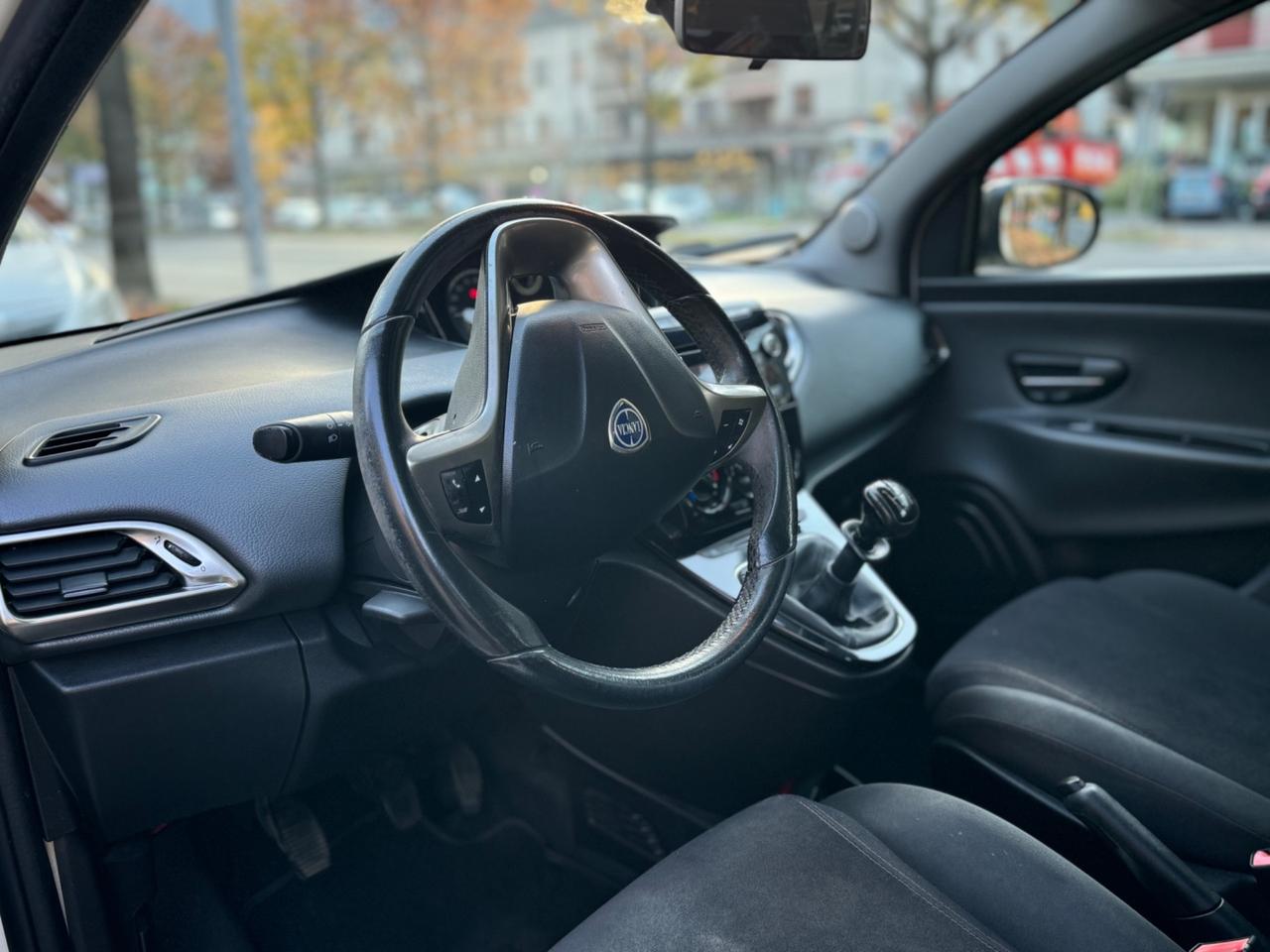 Lancia Ypsilon 1.2 5 porte GPL - TETTO PANORAMICO - NEOPATENTATI