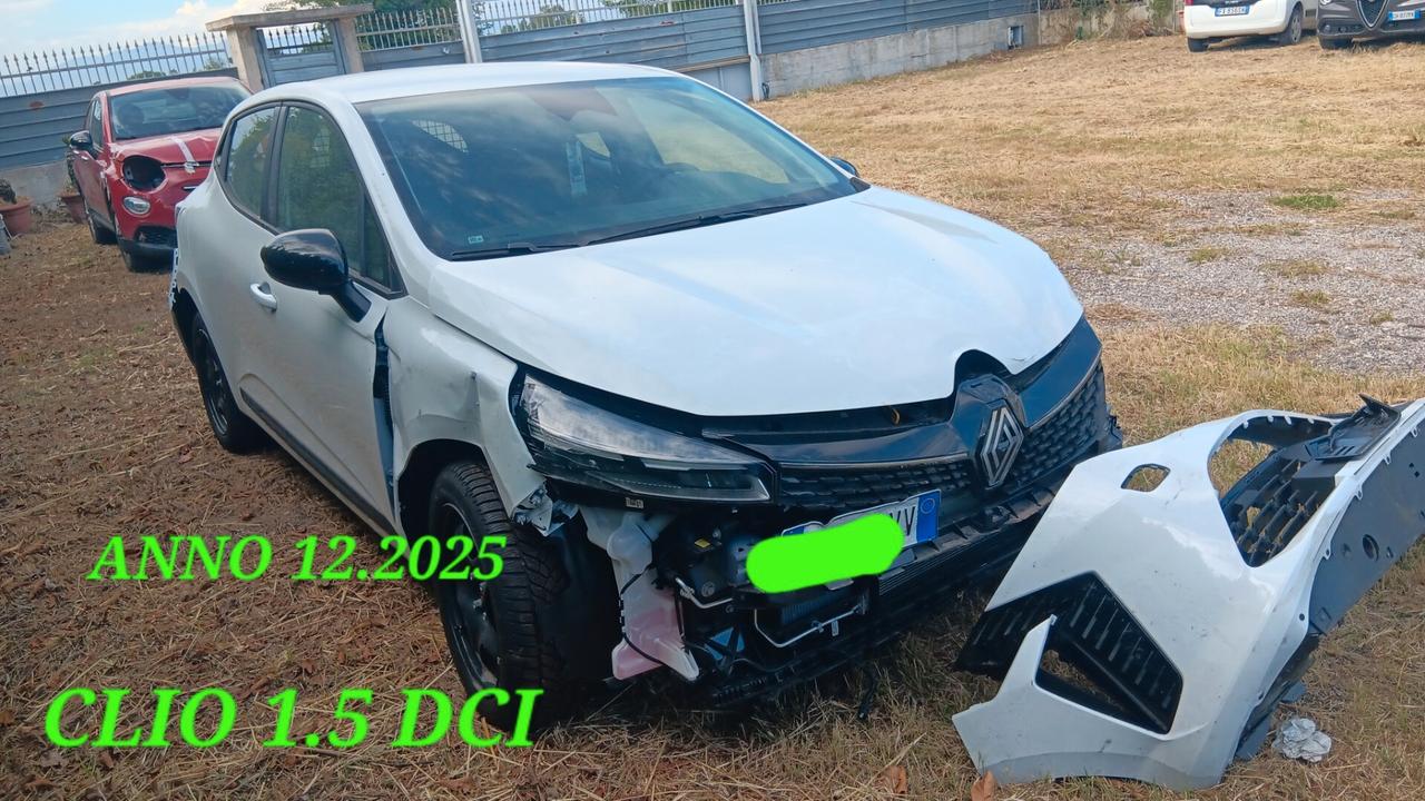 Renault Clio incidentata sinistrata mondialcars 12.025