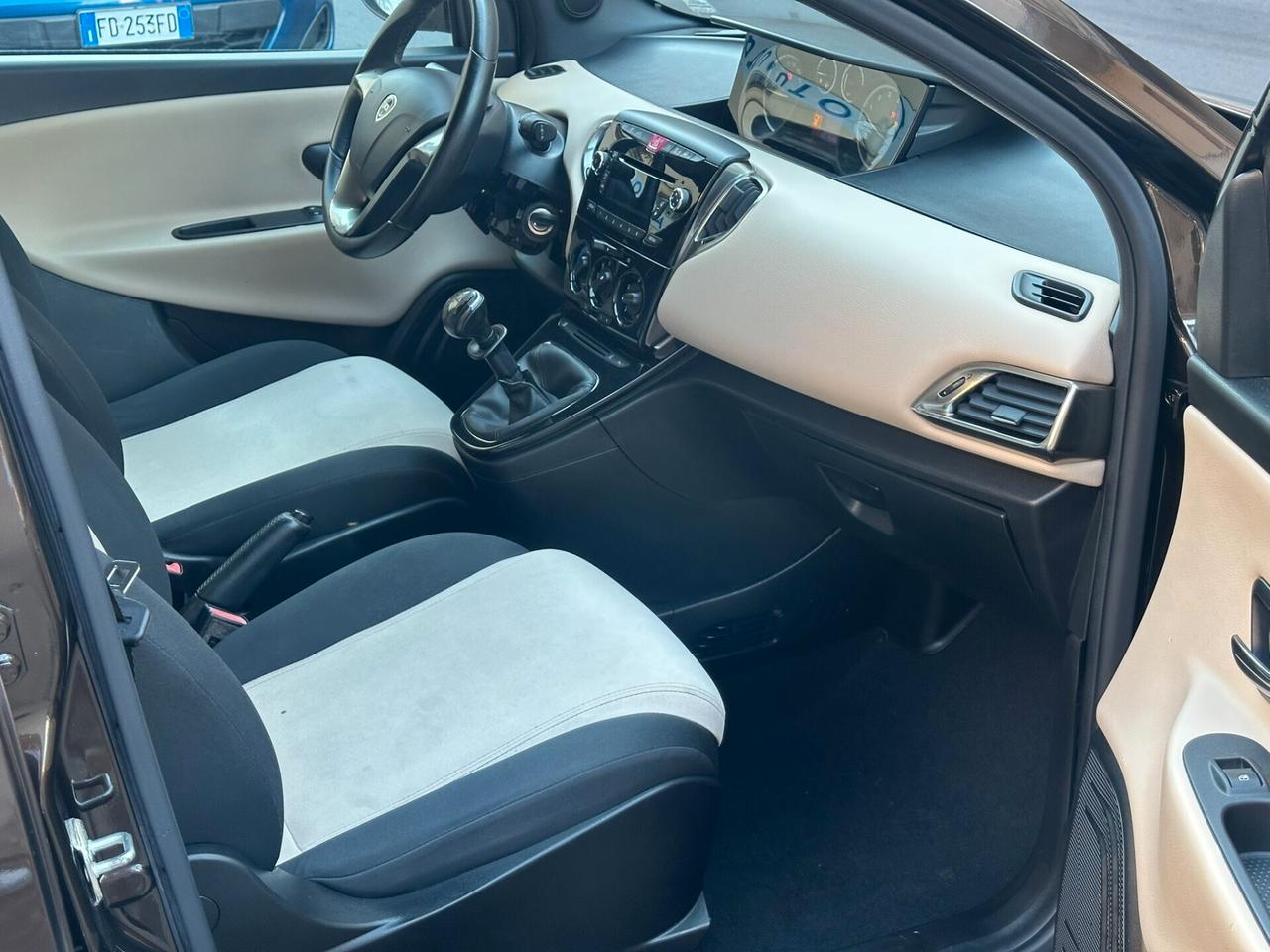 Lancia Ypsilon 1.2 69 CV 5 porte Platinum