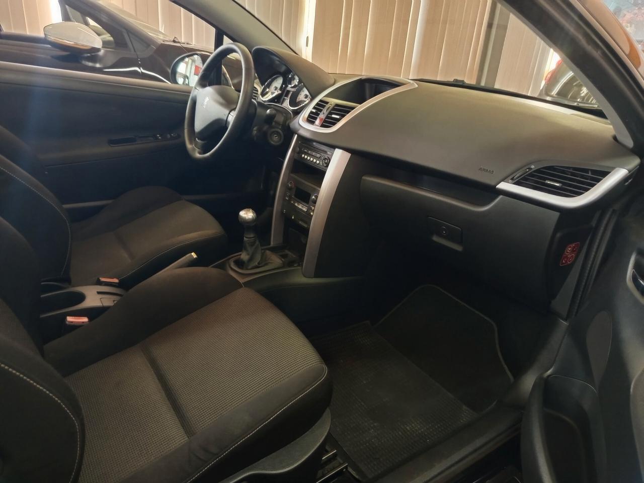 Peugeot 207 1.6 HDi 110CV CC Féline