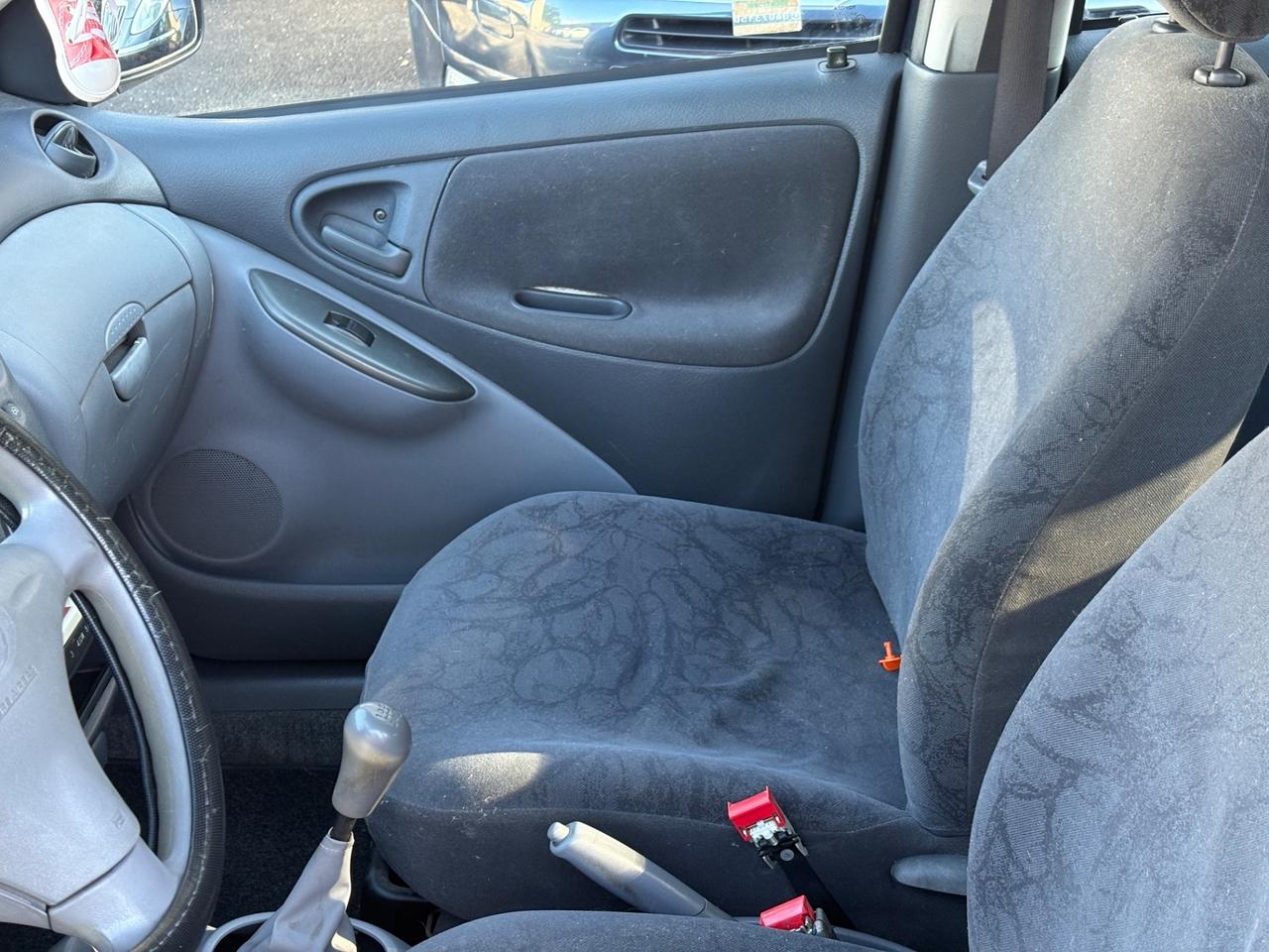 Toyota Yaris 1.0i 16V cat 5 porte Sol