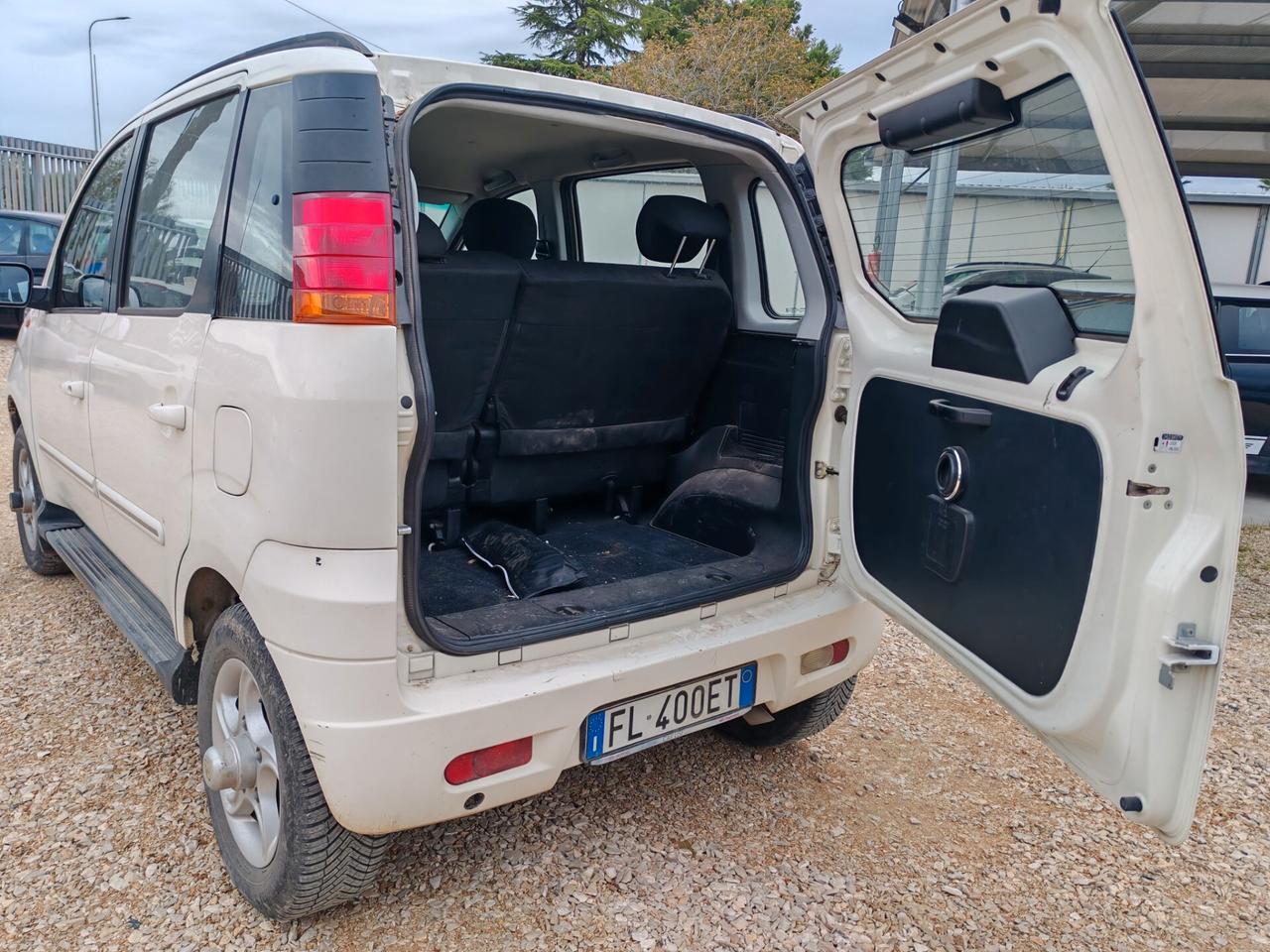 Mahindra Quanto C8 2.2 4WD N1