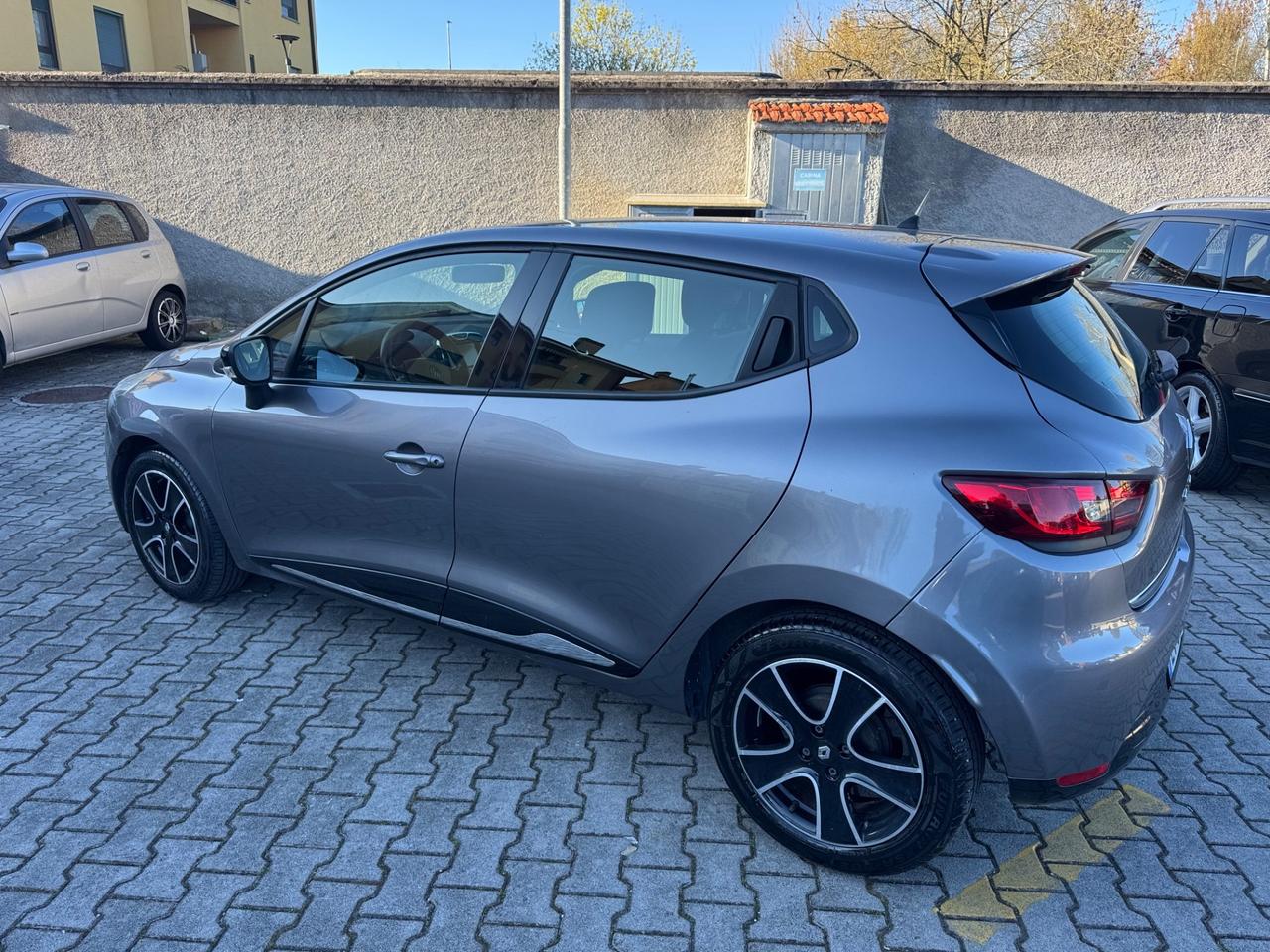 Renault Clio 1.2 75CV 5 porte neopatentati