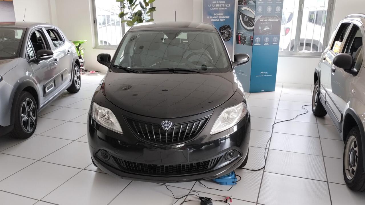 Lancia Ypsilon 1.0 FireFly 5 porte S&S Hybrid Ecochic Silver