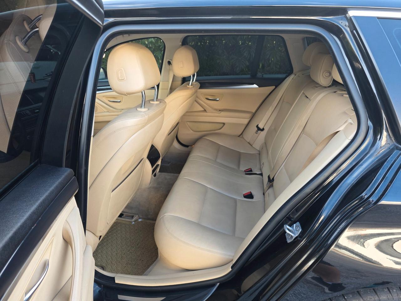 Bmw 520 M sport 2.0 disel 179000 km anno 2015 in perfetto stato tagliando appena eseguito bollo paga