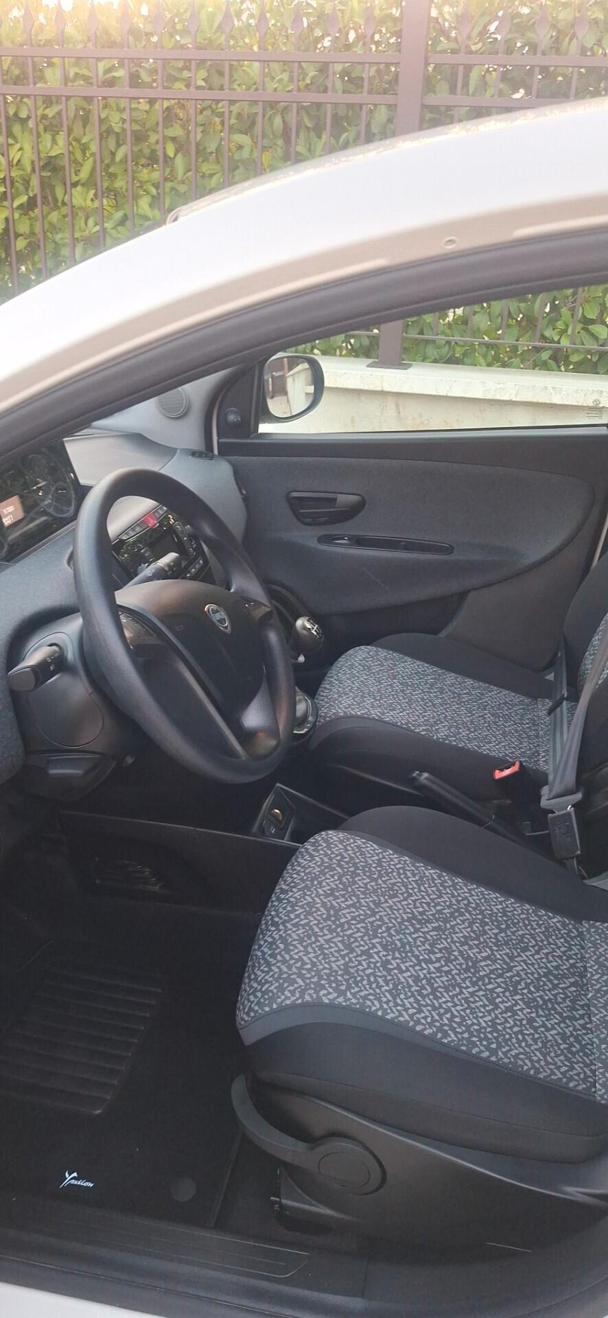 Lancia Ypsilon 1.0 FireFly 5 porte S&S Hybrid Ecochic Silver
