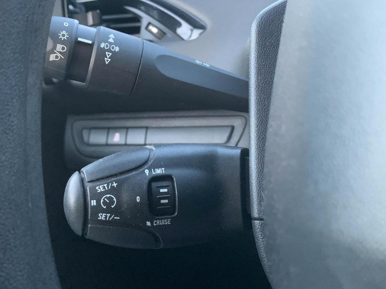 Peugeot 208 5 porte NEOPATENTATI
