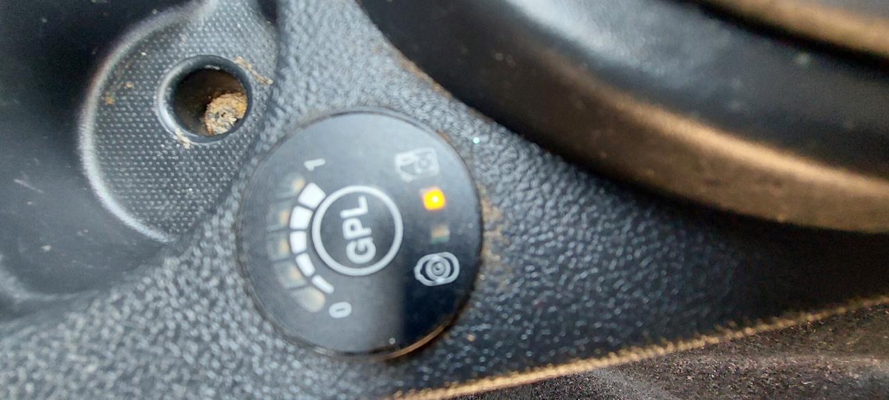 DUSTER 1,6 GPL DI SERIE CASA MADRE NAVIGATORE TELEFONO SENSORI FULL FULL 110 CV