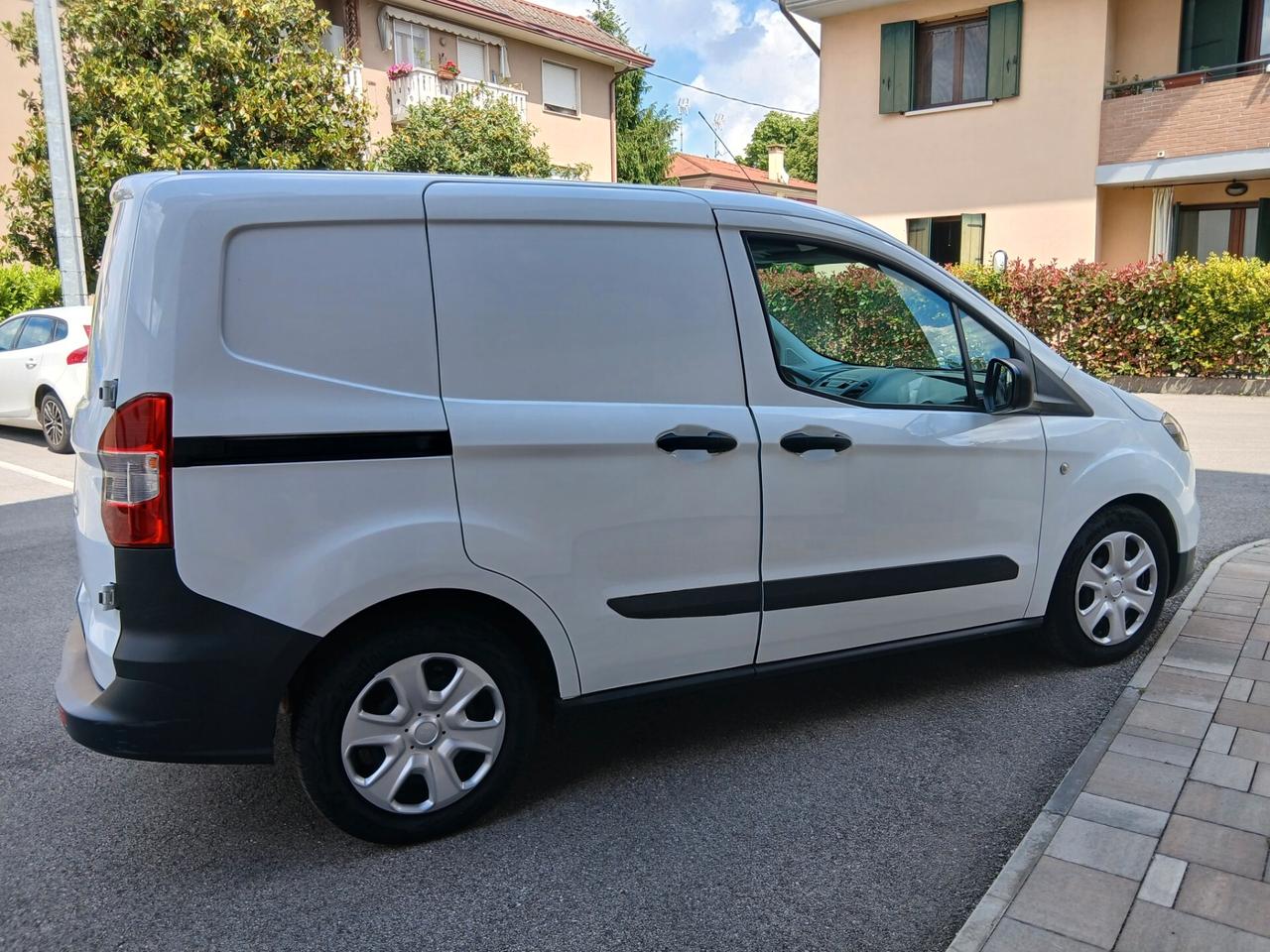 Ford Transit Courier 1.5 Tdci 75 cv solo 11700 km pronta consegna