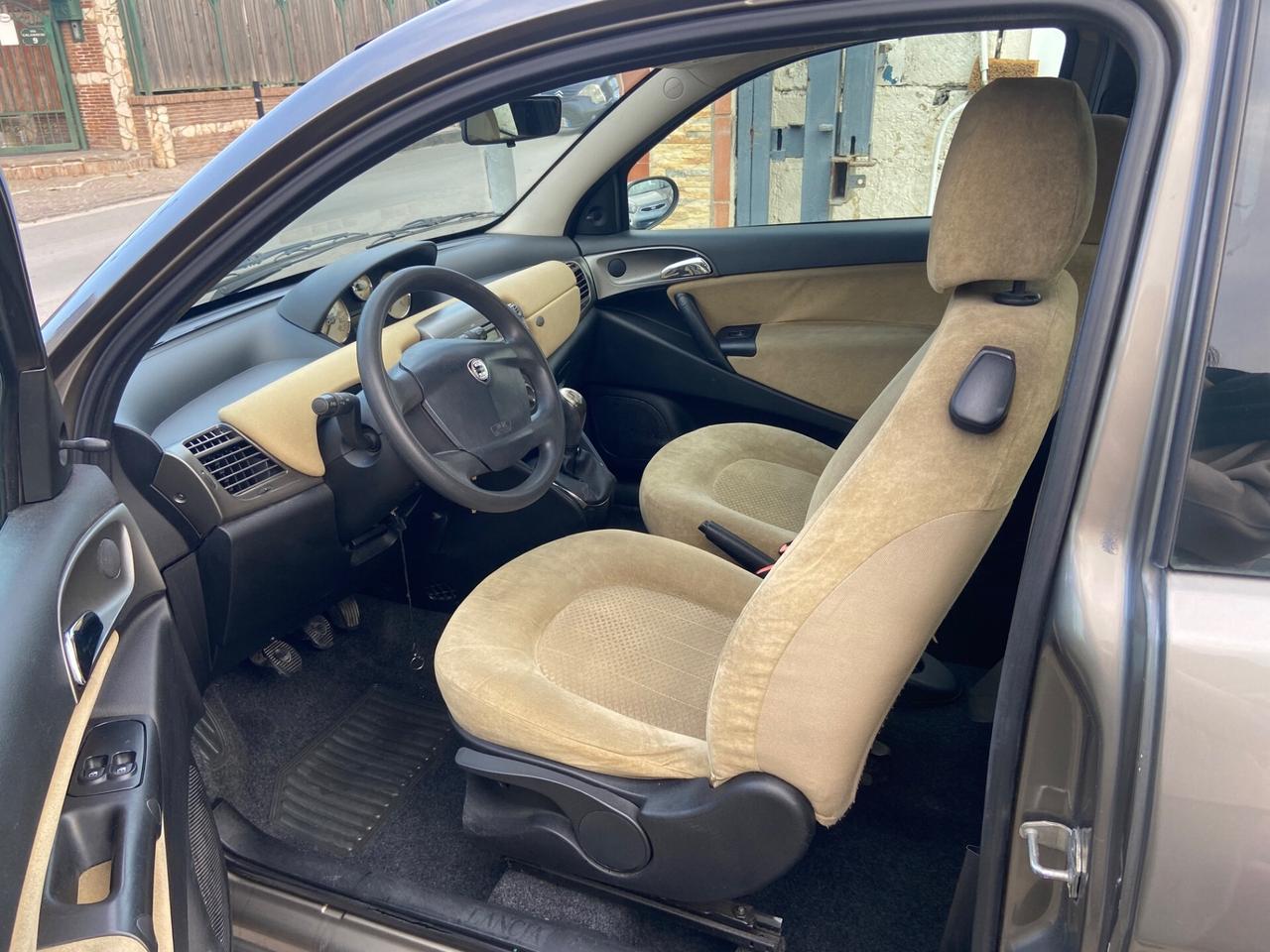 Lancia Ypsilon 1.3 Multijet 16V Argento. 3p