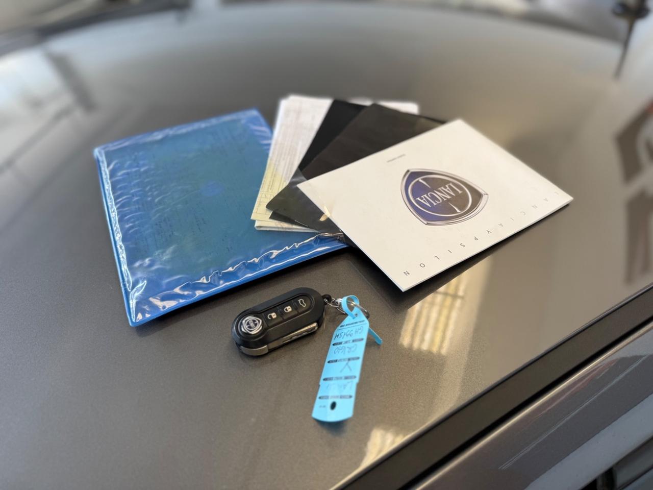 Lancia Ypsilon 1.0 FireFly 5 porte S&S Hybrid Ecochic Silver