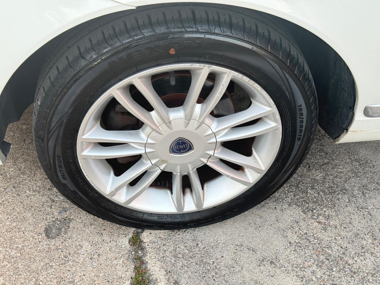 Lancia Ypsilon 1.2 69 CV 5 porte S&S Silver