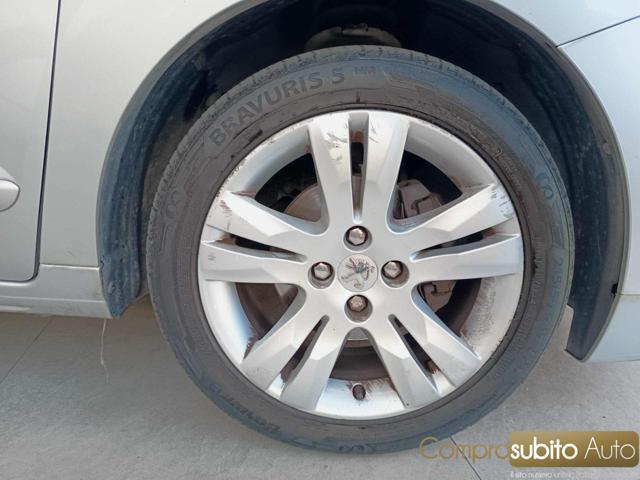 PEUGEOT 5008 1.6 HDi 7 POSTI
