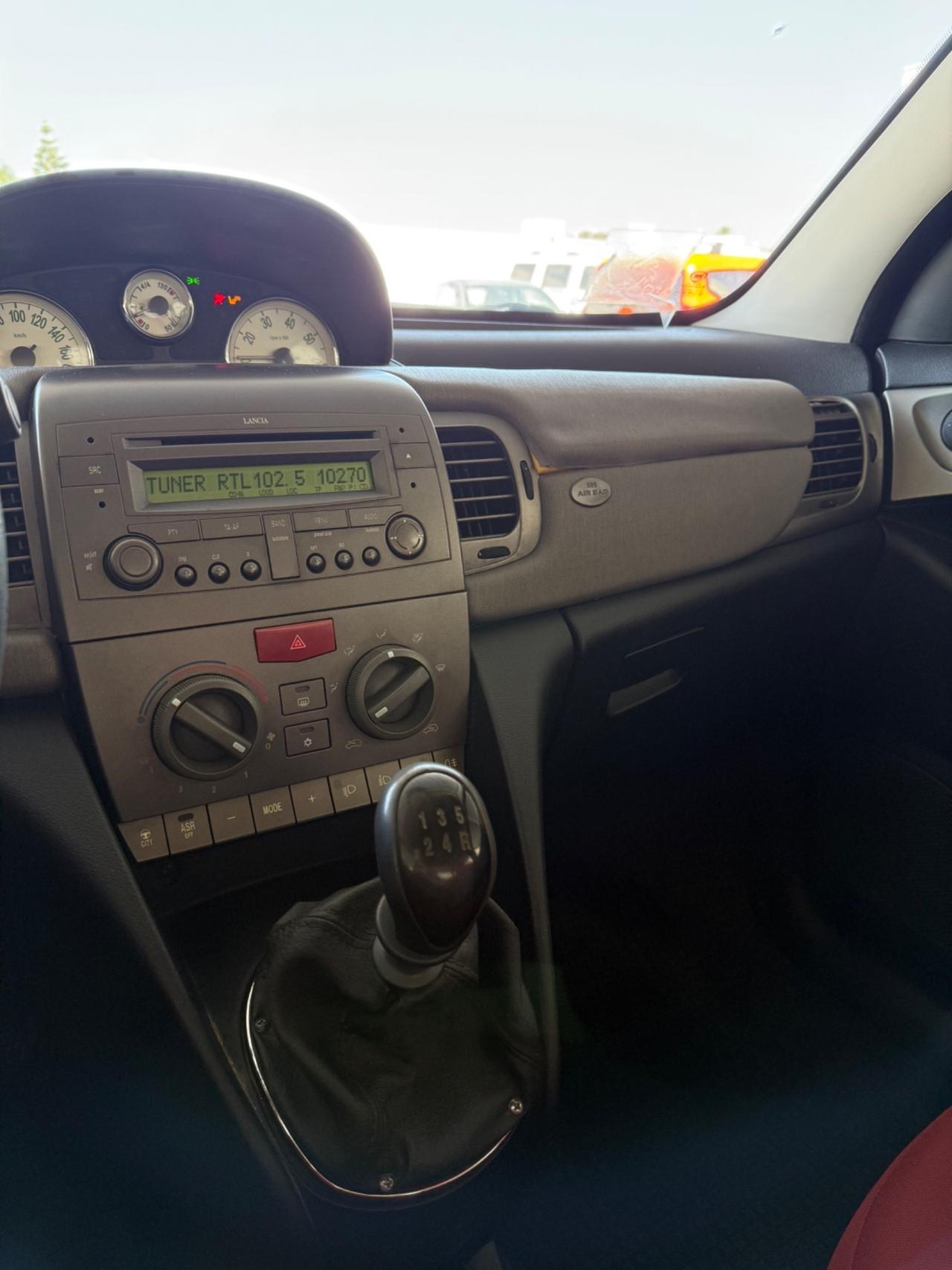 Lancia Ypsilon 1.2 benz Platino Neo patentati