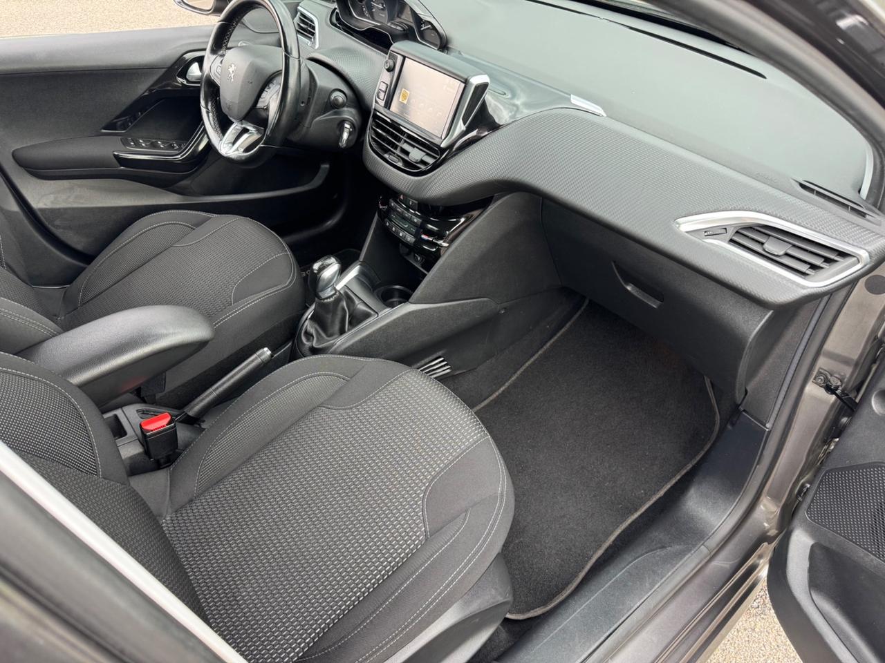 Peugeot 208 tagliandata cinghia nuova Neopatentati