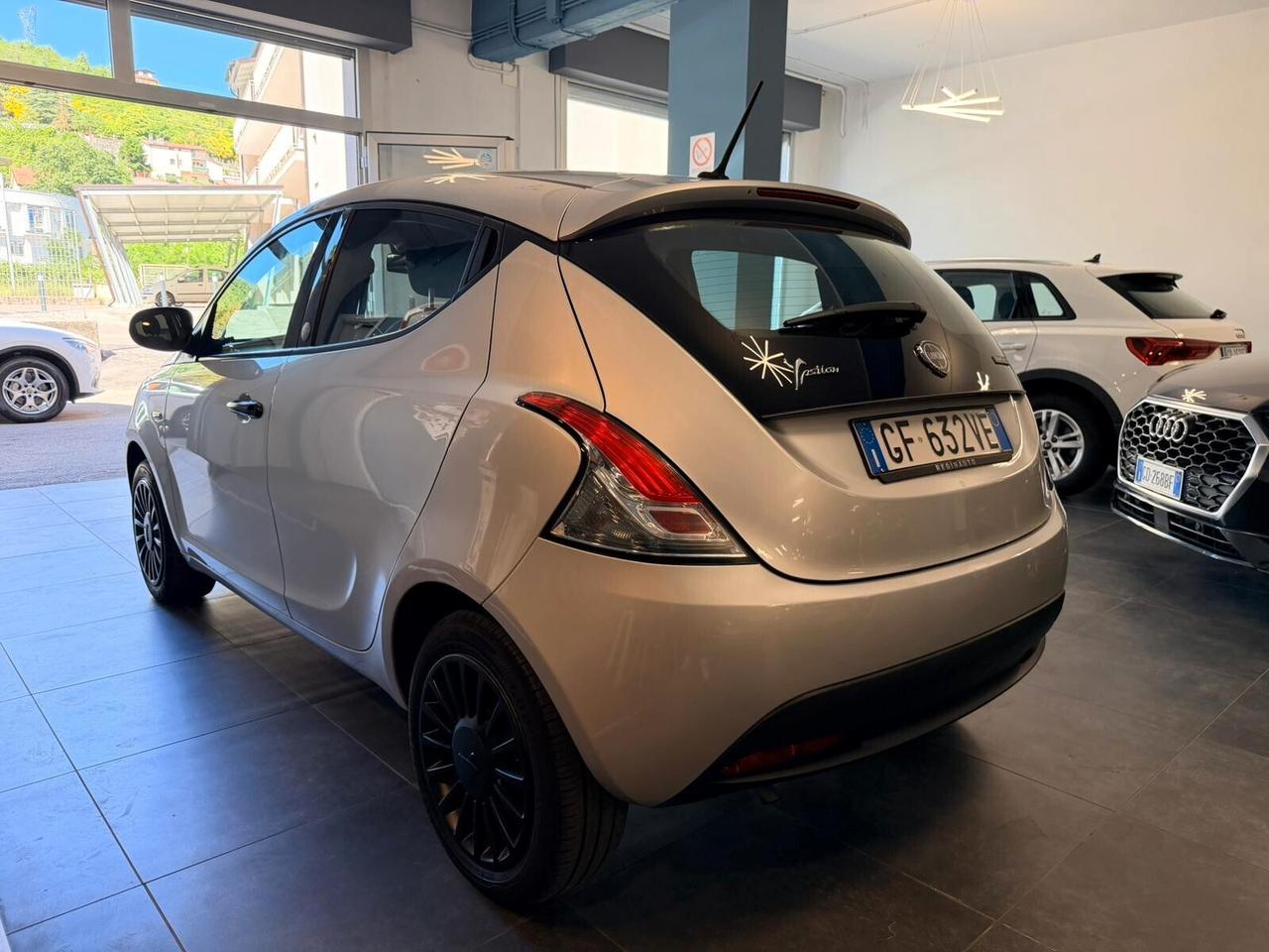 Lancia Ypsilon 1.0 FireFly 5 porte S&S Hybrid Ecochic Silver