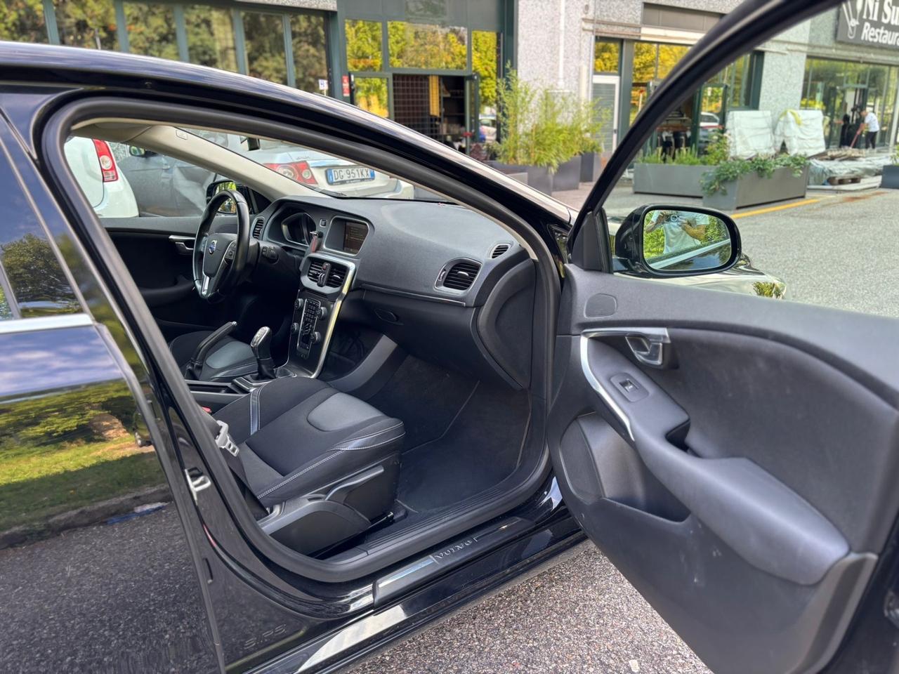 Volvo V40 T3 R-design Momentum
