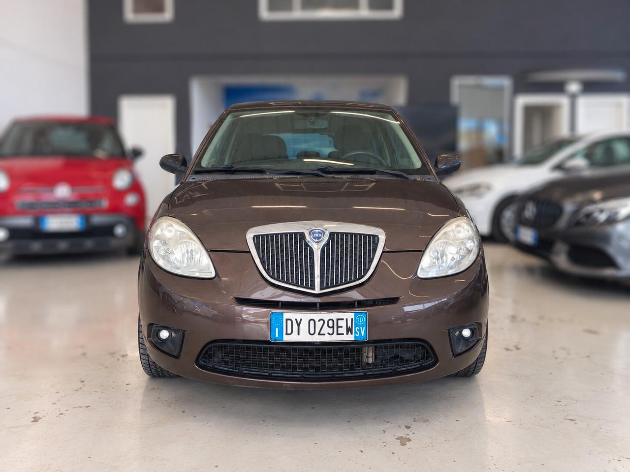 Lancia Ypsilon 1.3 MJT 75 CV Versus