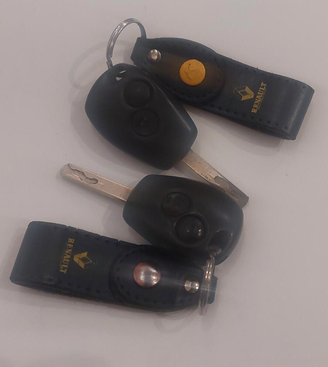 RENAULT CLIO 1.2 -PARI AL NUOVO-NEOPATENTATI