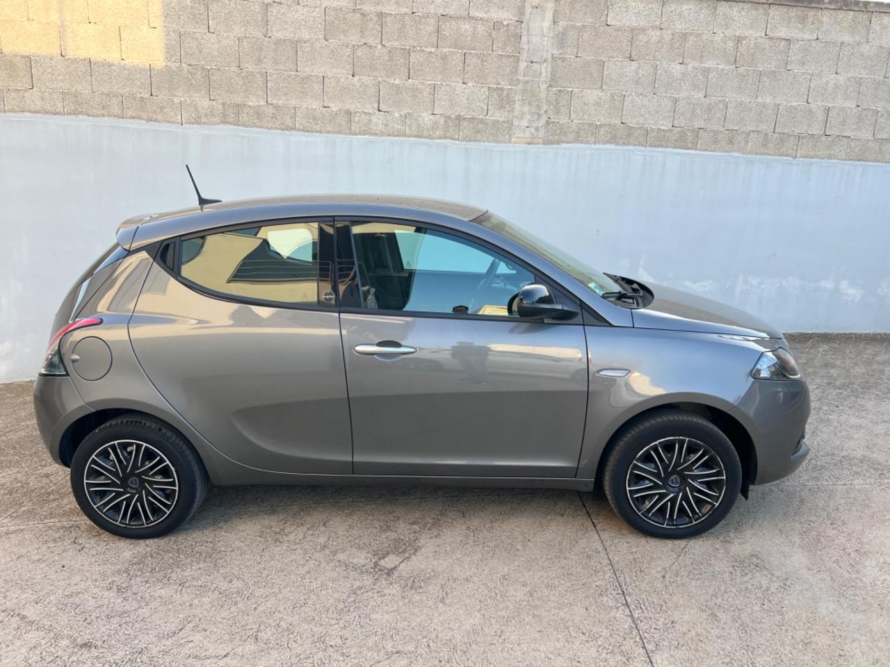 Lancia Ypsilon 1.0 Hybrid Gold | 2021