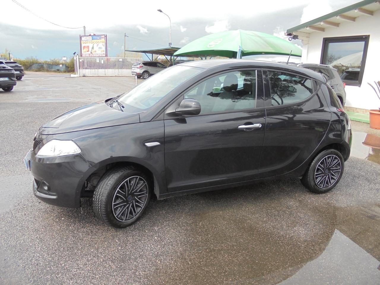 Lancia Ypsilon 1.0 FireFly 5 porte S&S Hybrid Silver