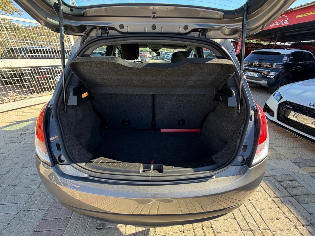 Lancia Ypsilon 1.0 FireFly 5 porte S&S Hybrid Ecochic Silver