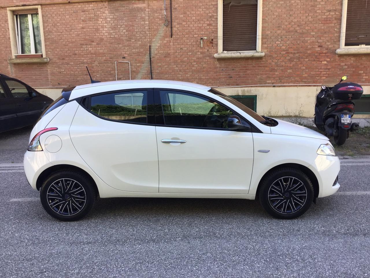 Lancia Ypsilon 1.0 FireFly 5 porte S&S Hybrid Silver