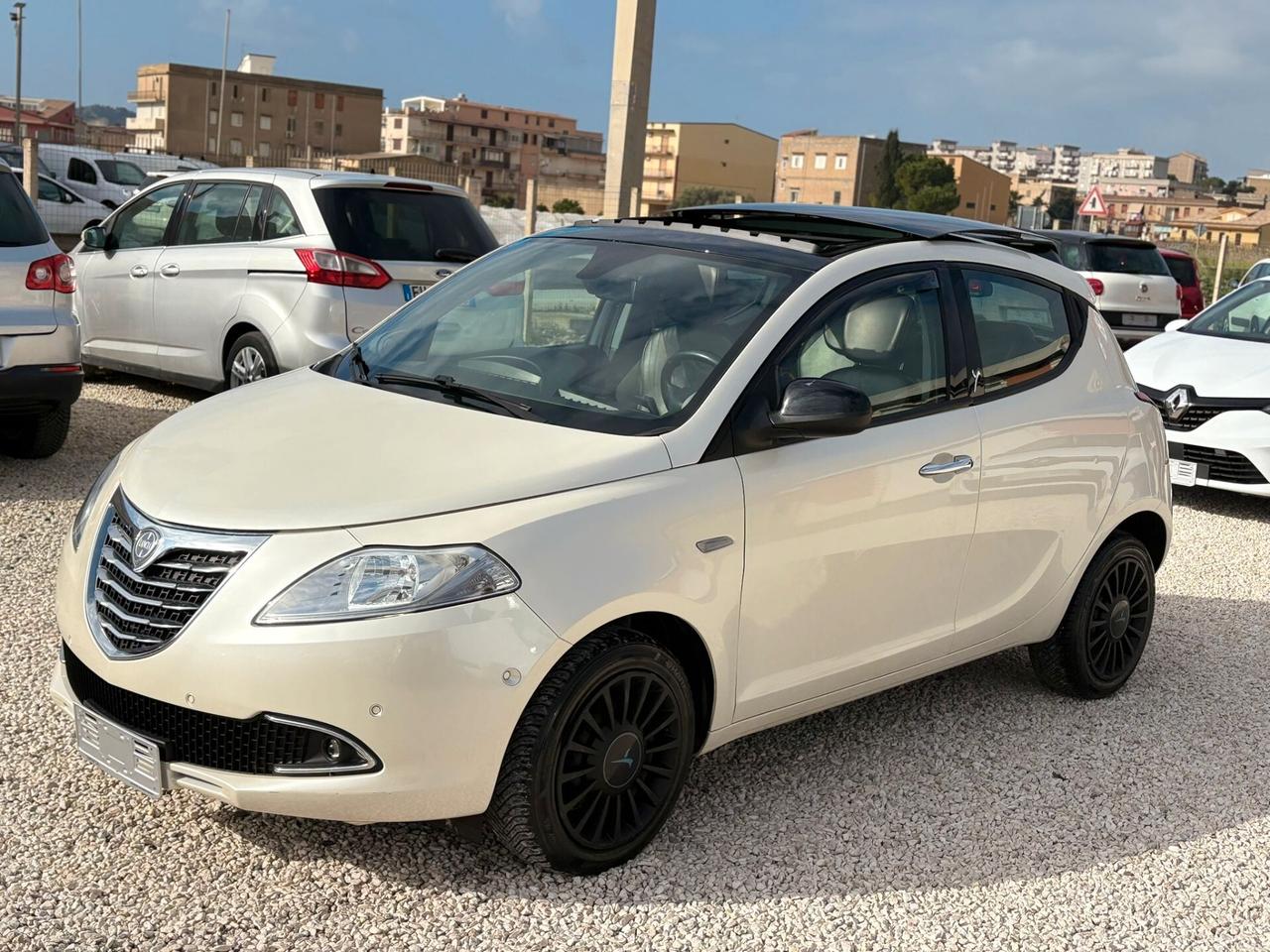 Lancia Ypsilon 0.9 TwinAir 85 CV 5 porte S&S Black&Red