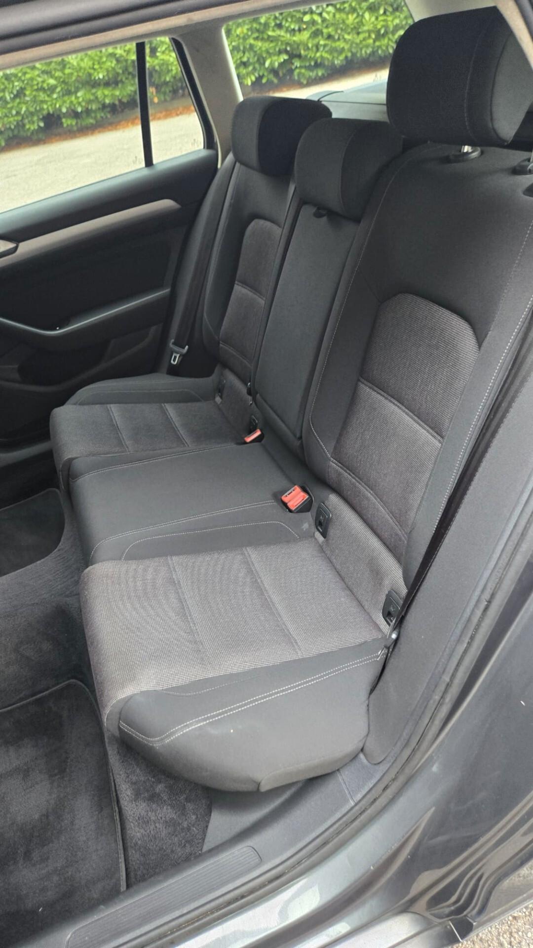 Volkswagen Passat Variant 1.6 TDI SCR DSG Business BMT