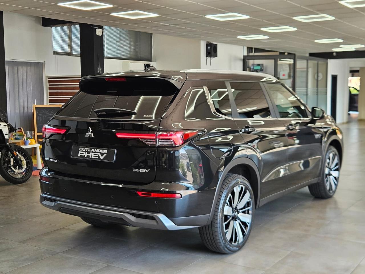 Mitsubishi Outlander DISPONIBILE IN VARIE COLORAZIONI E ALLESTIMENTI - CONCESSIONARIO UFFICIALE