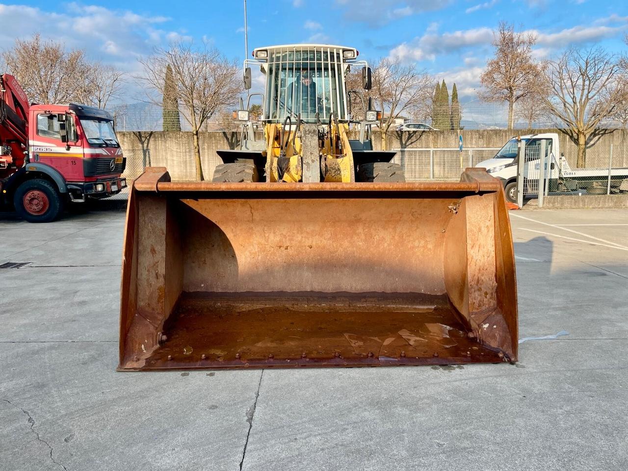 PALA GOMMATA LIEBHERR L 554 -