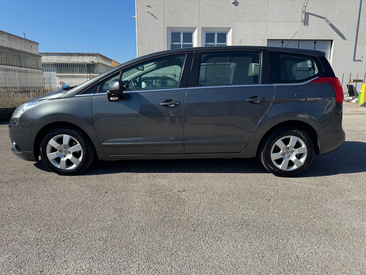 Peugeot 5008 1.6 HDi 112CV Business. 7 posti