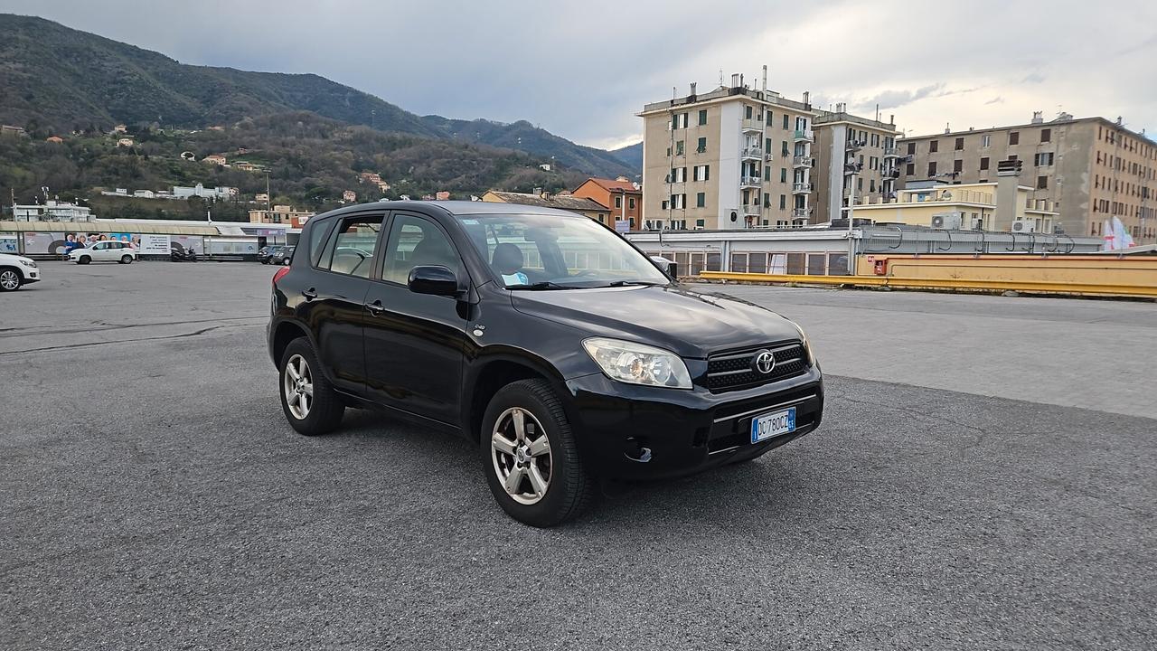 TOYOTA RAV4 2.2 D-4D 136CV LUXURY – 2006 – AFFIDABILE E PRONTA ALL’USO SUV robusto e affidabile, ideale per chi cerca spazio, comodità e una meccanica solida. Motore Toyota 2.2 diesel da 136cv, noto per durata e affidabilità. Immatricolazione: 08/