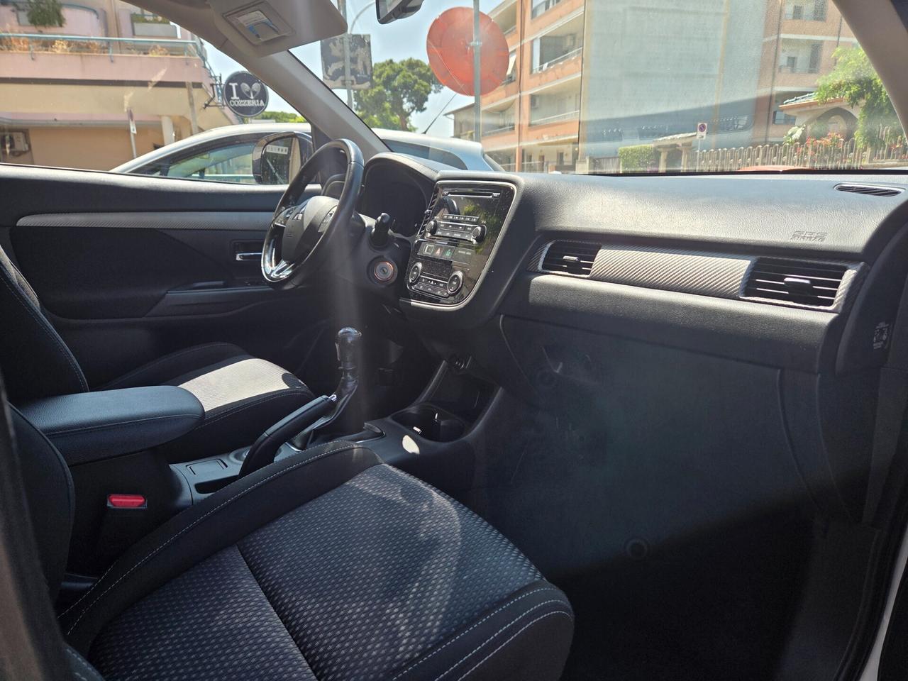 Mitsubishi Outlander 2.2 DI-D 4WD Intense