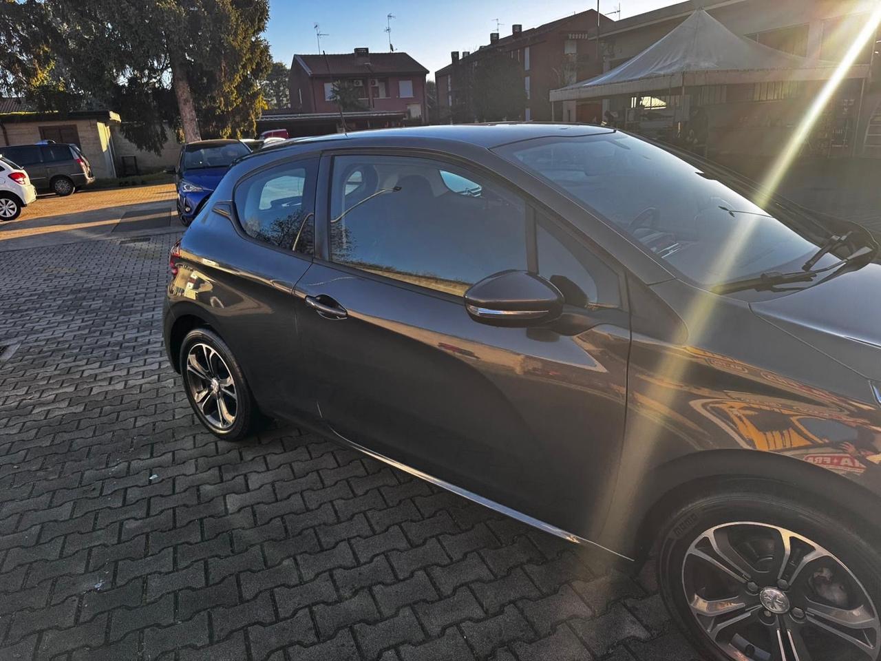 Peugeot 208 1.4 HDi 68 CV 3 porte neopatentati