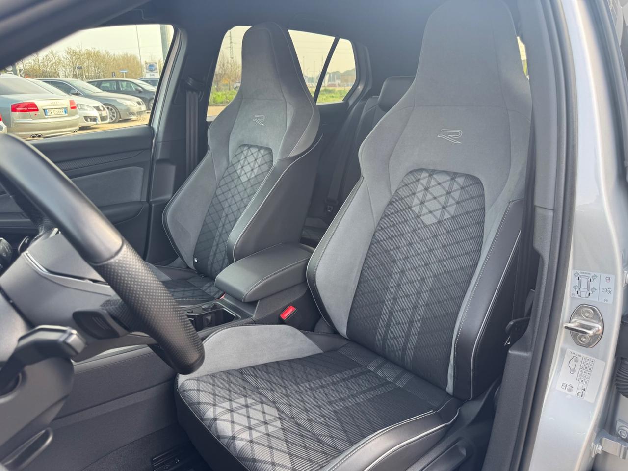 VOLKSWAGEN GOLF 8 R-LINE DSG 1.5 eTSI 150 CV EVO ACT