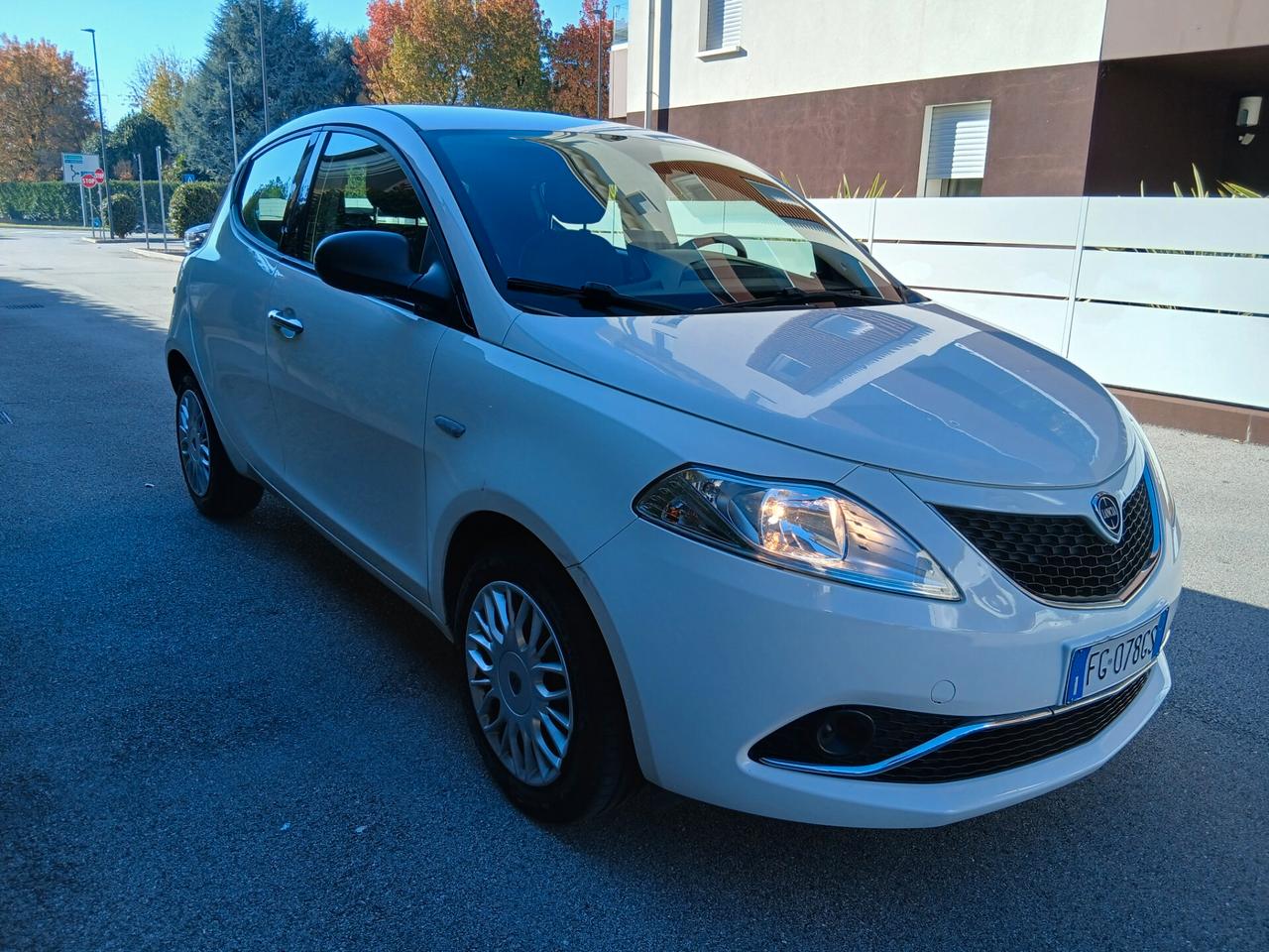 Lancia Ypsilon 1.2 69 CV 5 porte Silver tua a € 185 mese
