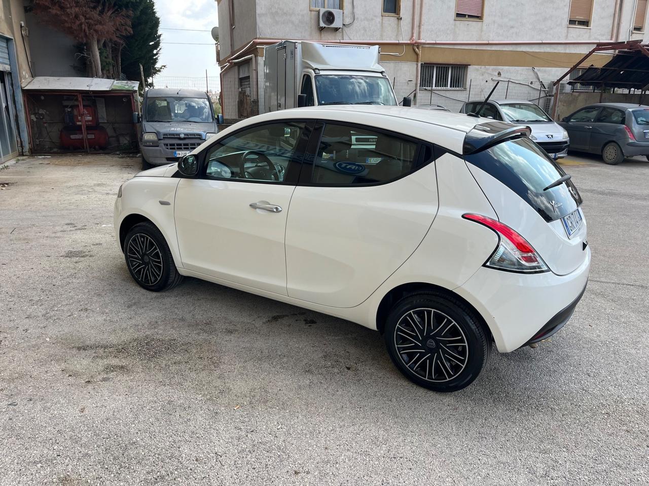 Lancia Ypsilon 1.0 FireFly 5 porte S&S Hybrid Gold