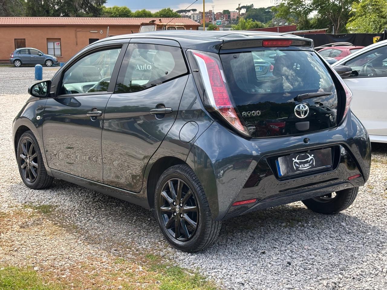 Toyota Aygo 1.0 VVT-i 69 CV 5 porte x-black TSS