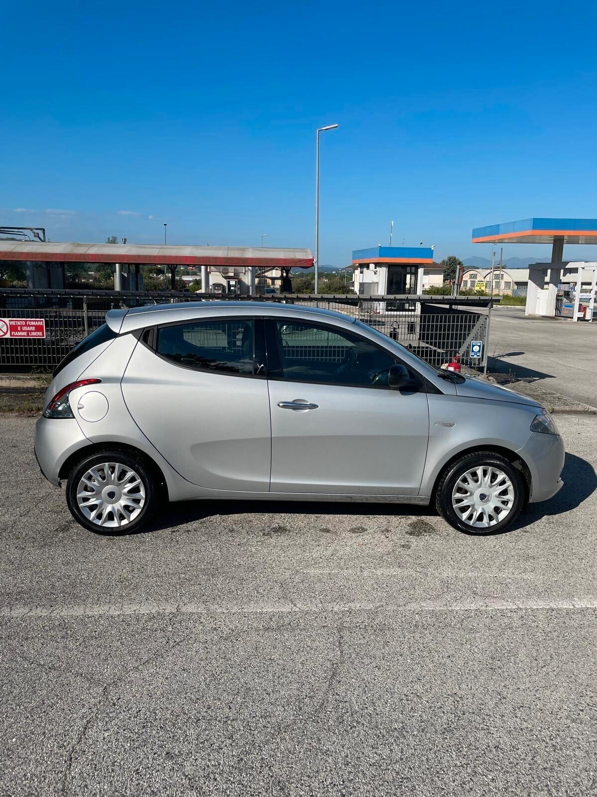 Lancia Ypsilon 1.2 69 CV Unyca
