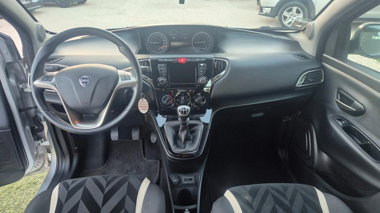 Lancia Ypsilon 1.2 69 CV 5 porte Silver